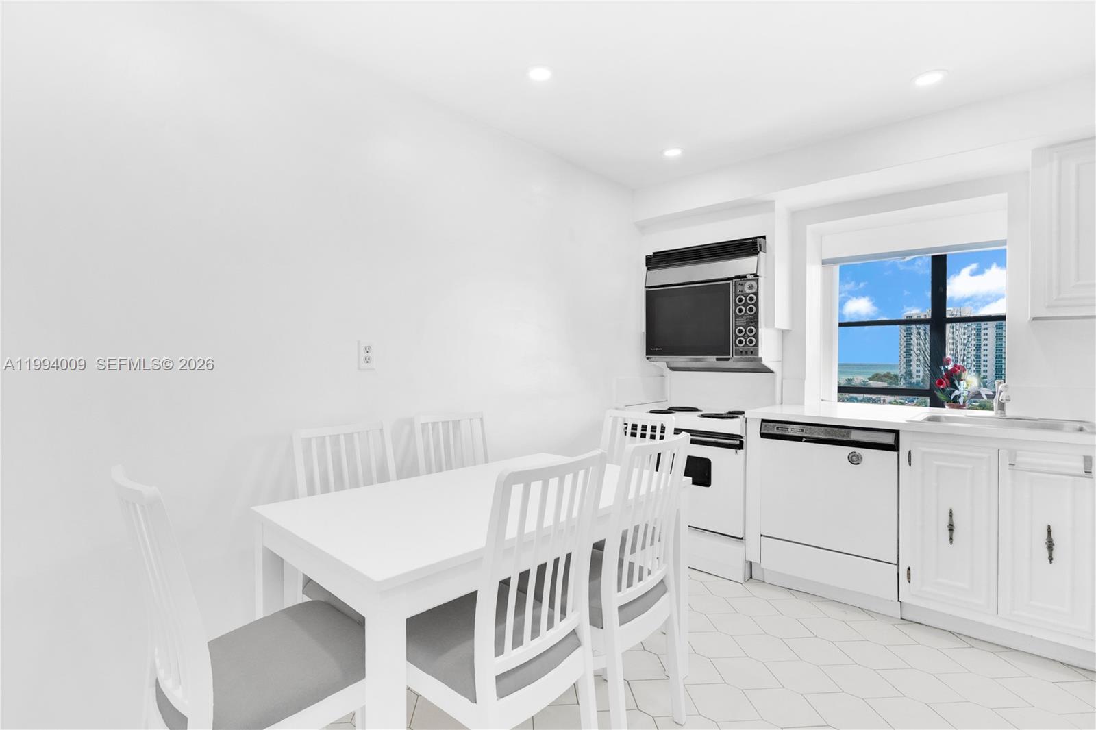 1000 Parkview Dr #822 Hallandale Beach, FL 33009