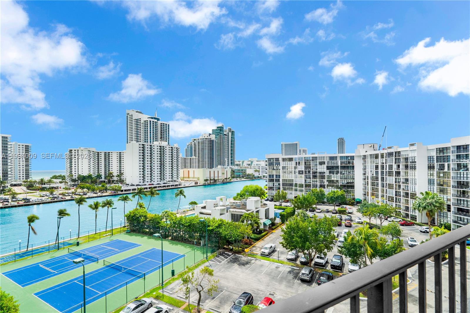 1000 Parkview Dr #822 Hallandale Beach, FL 33009