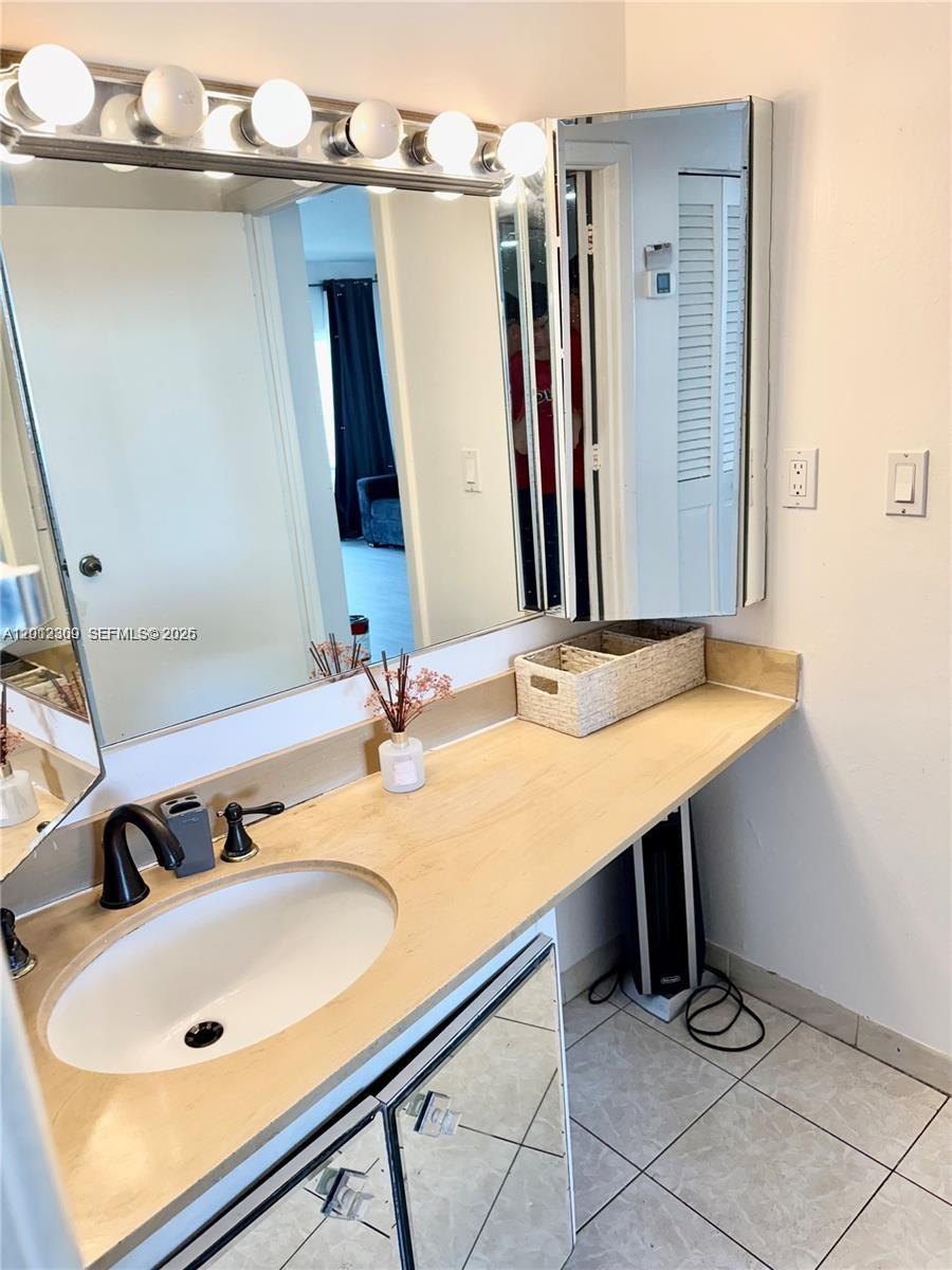 image Arlen House Condo7