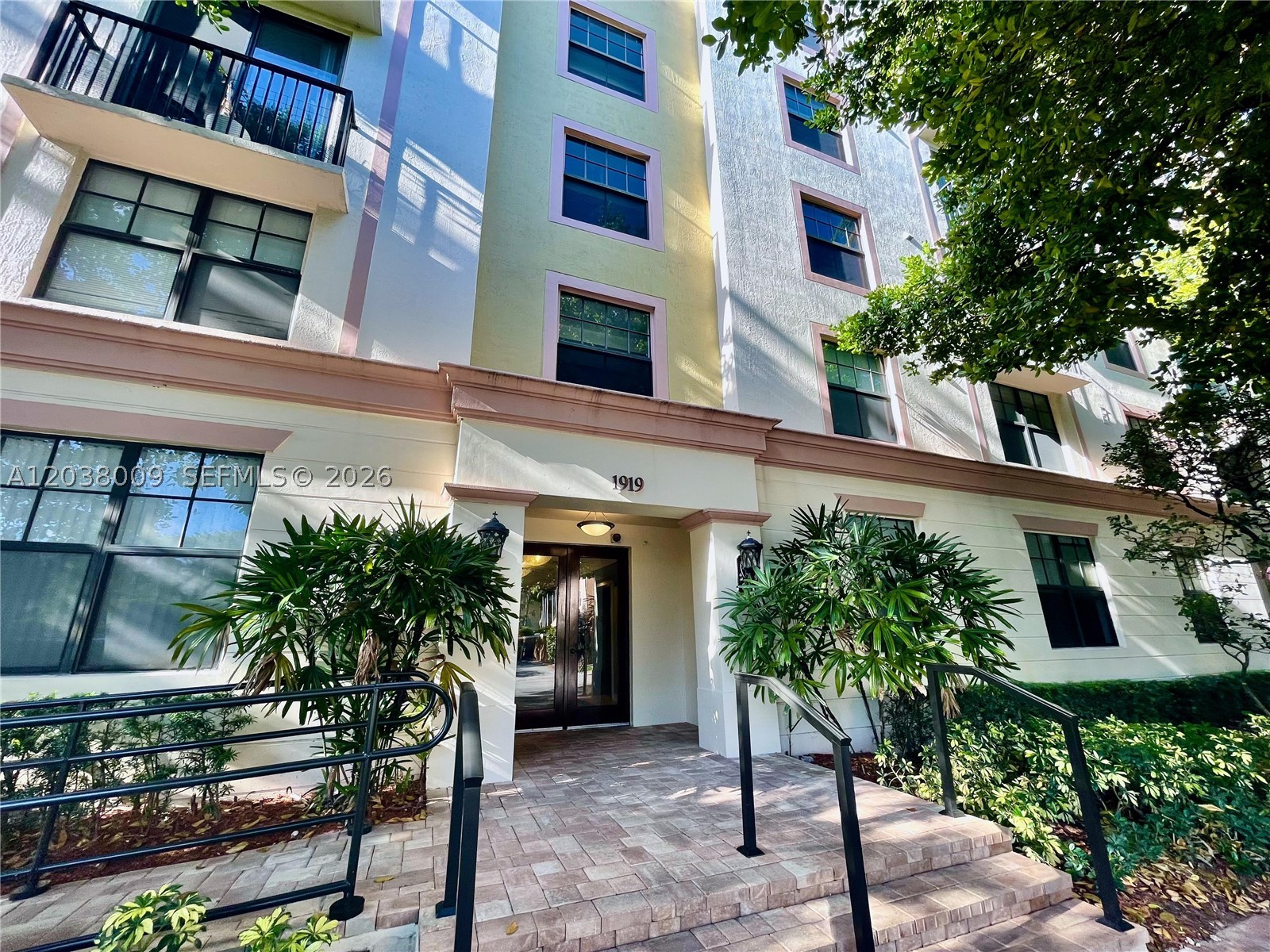 1919 Van Buren St #818A