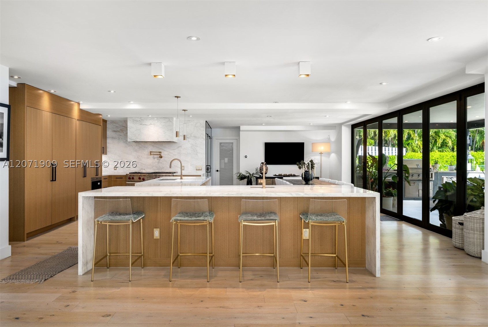 795 Lakeview Dr Miami Beach, FL 33140
