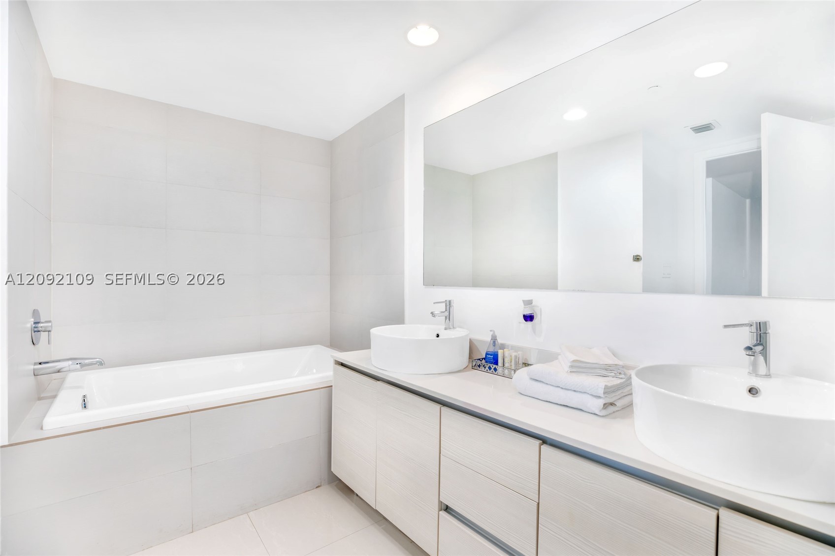 image Beachwalk Condominium16