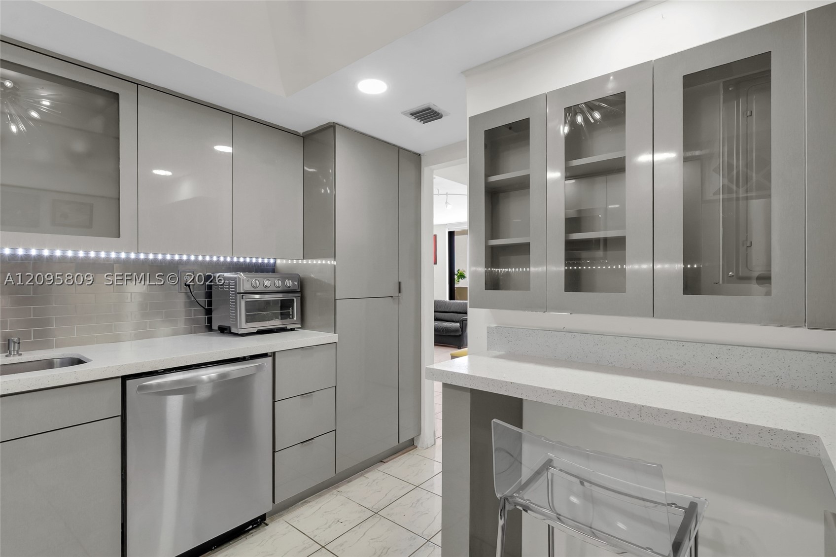 1623 Collins Ave #812