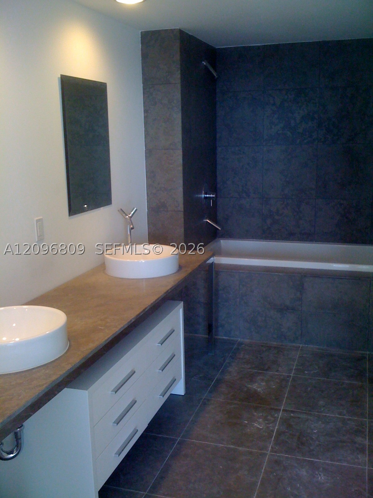 image Icon Brickell I8