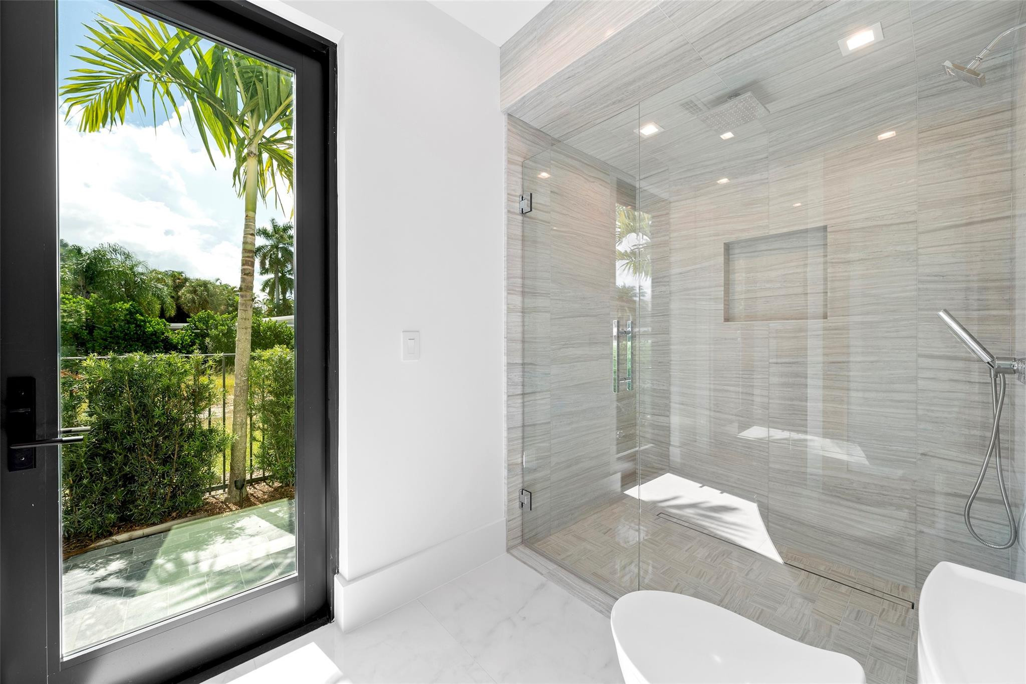 24 Fiesta Fort Lauderdale, FL 33301