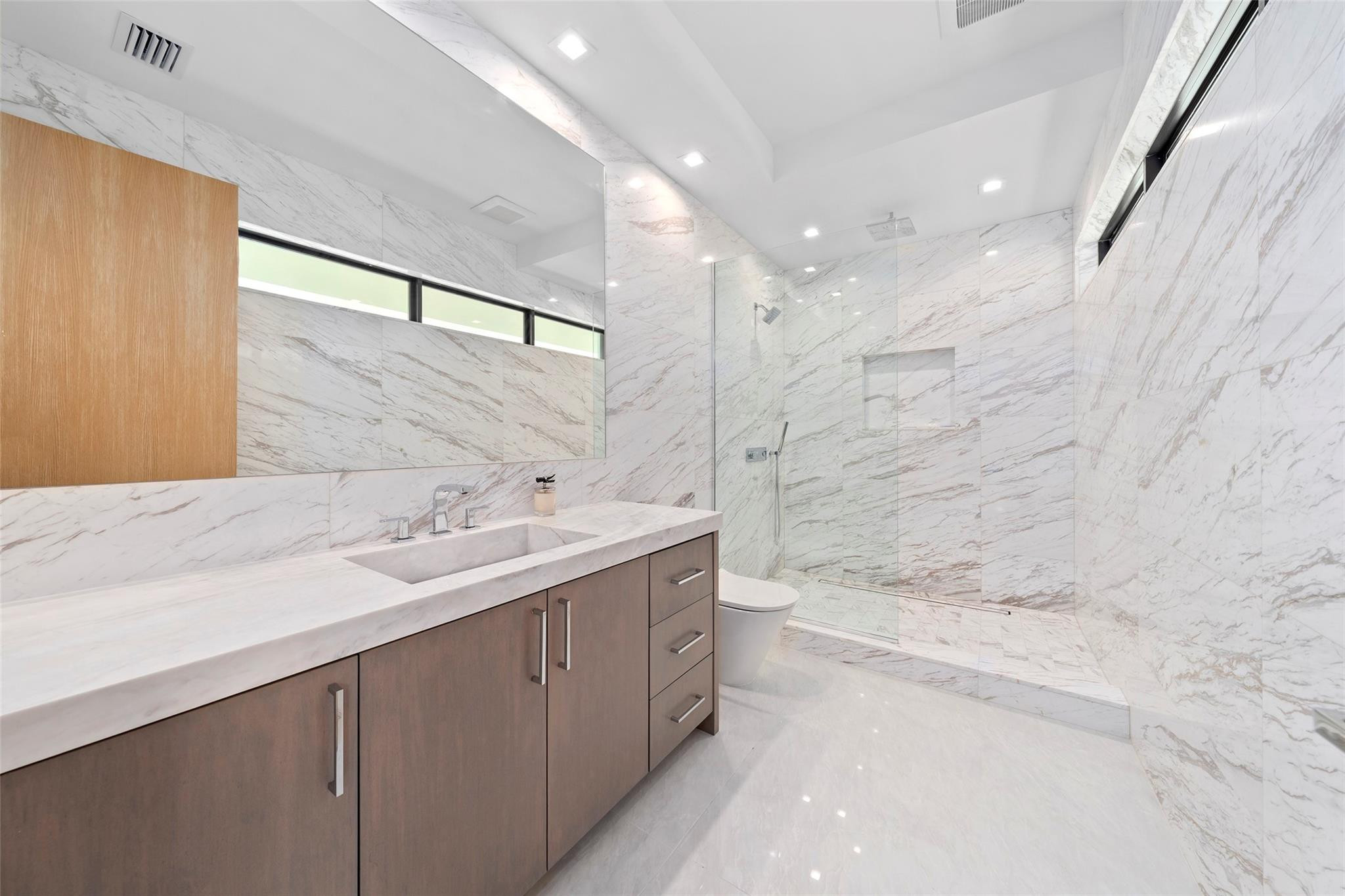 24 Fiesta Fort Lauderdale, FL 33301