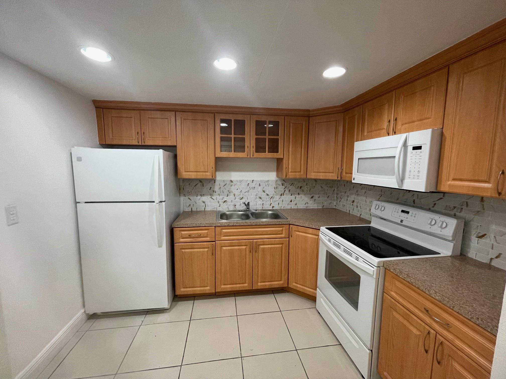 9365 Fontainebleau #E117