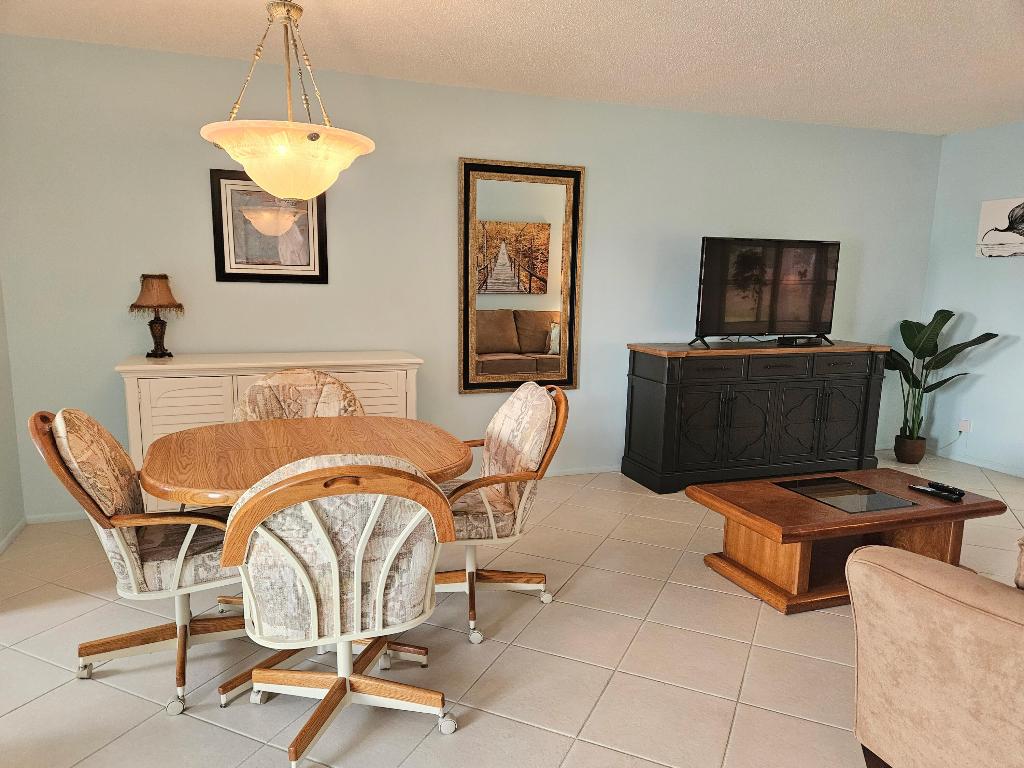 2520 Dudley Dr #J West Palm Beach, FL 33415