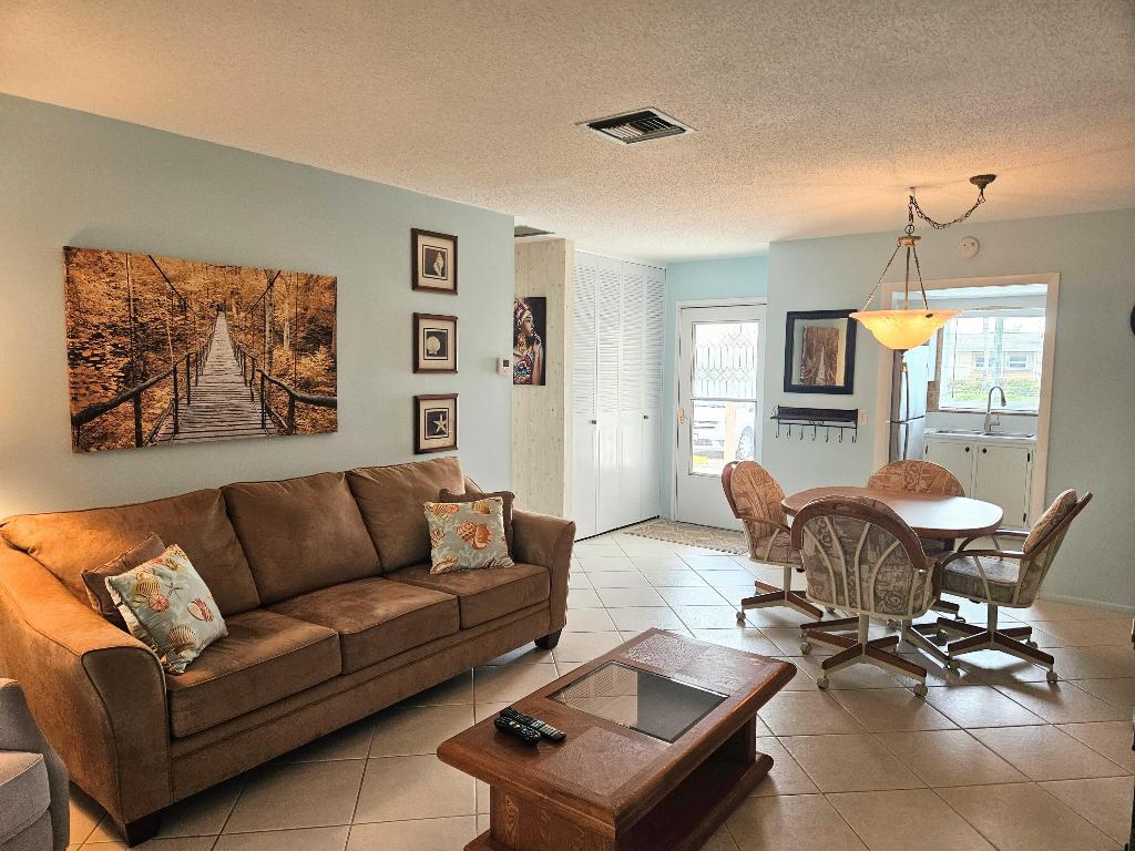 2520 Dudley Dr #J West Palm Beach, FL 33415