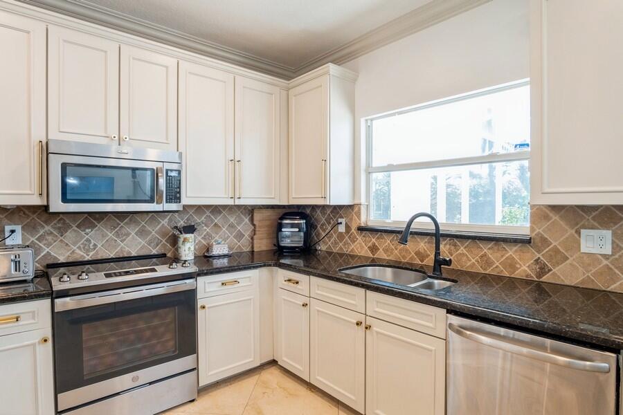 6031 Robinson Jupiter, FL 33458