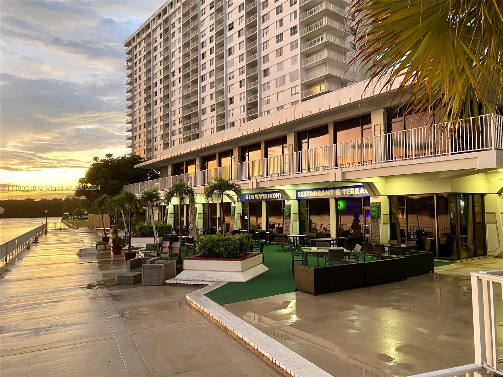 image Arlen House West25