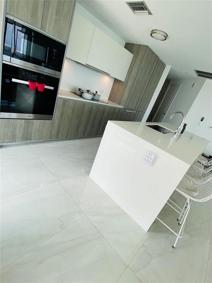image Biscayne Beach Condominiu3