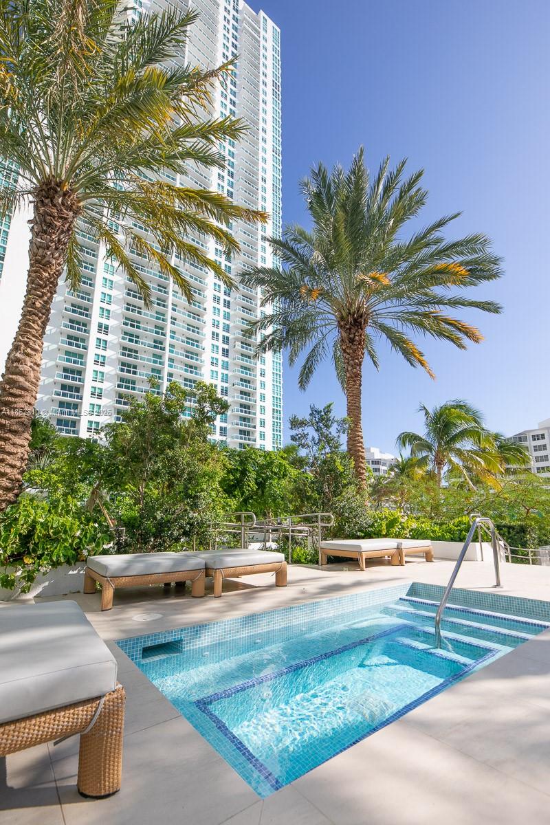 951 Brickell Ave #405
