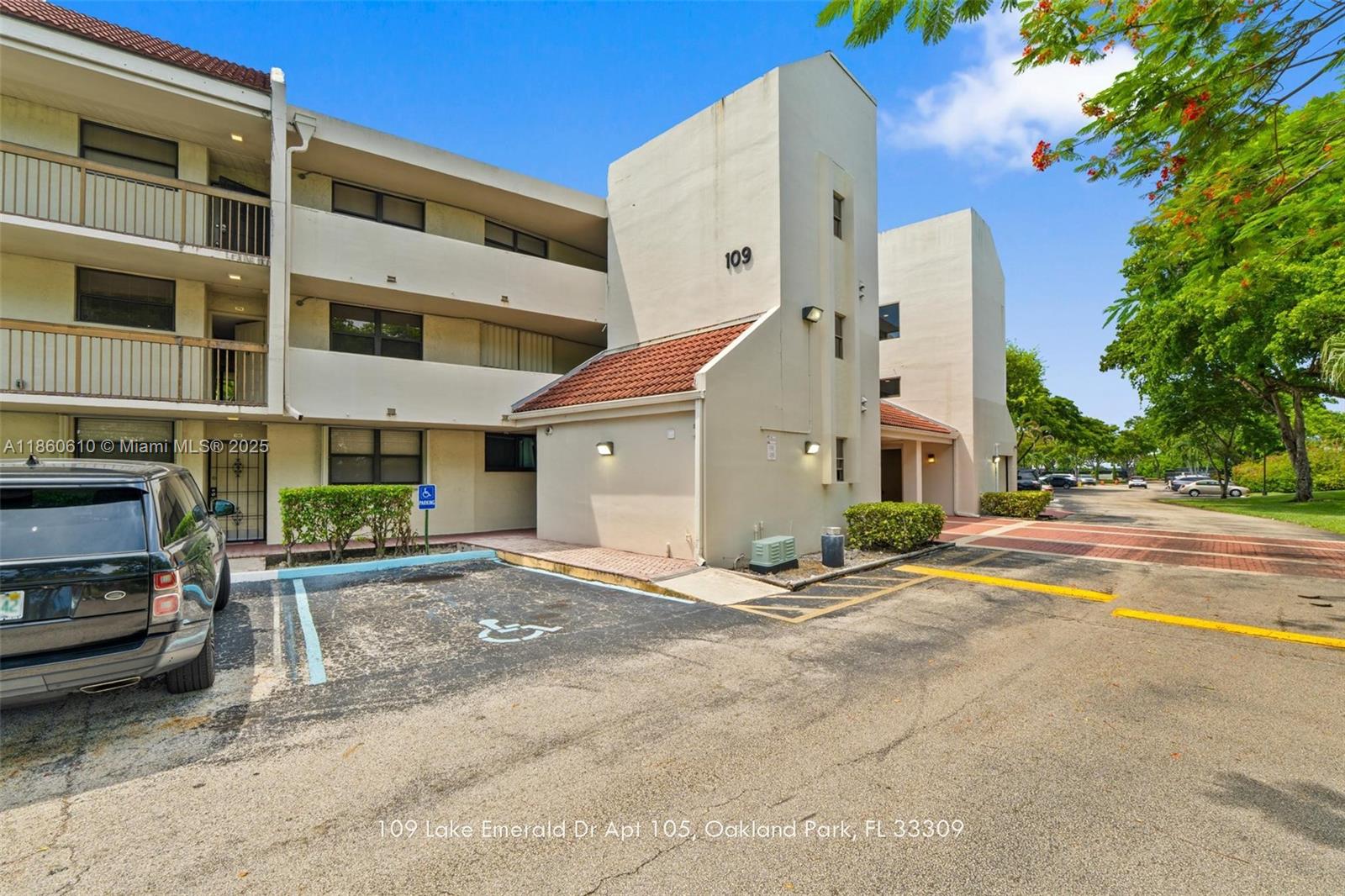 109 Lake Emerald Dr #105