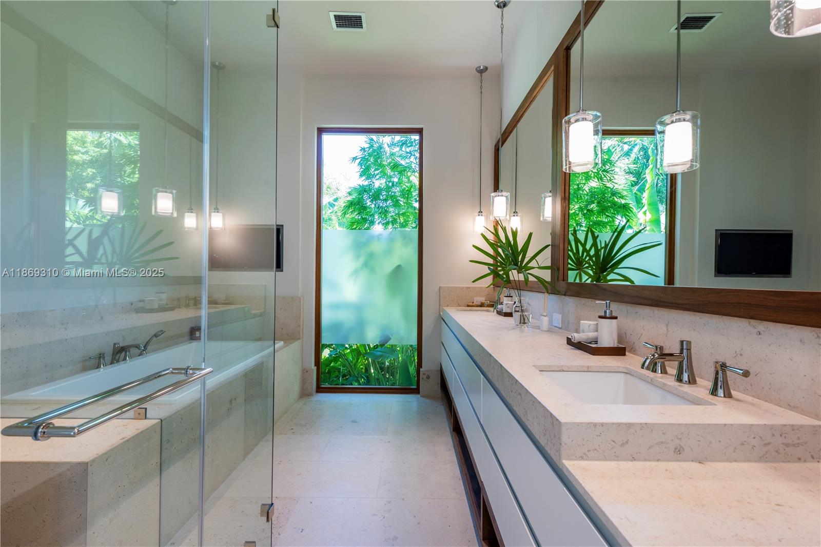 864 NE 84th St Miami, FL 33138