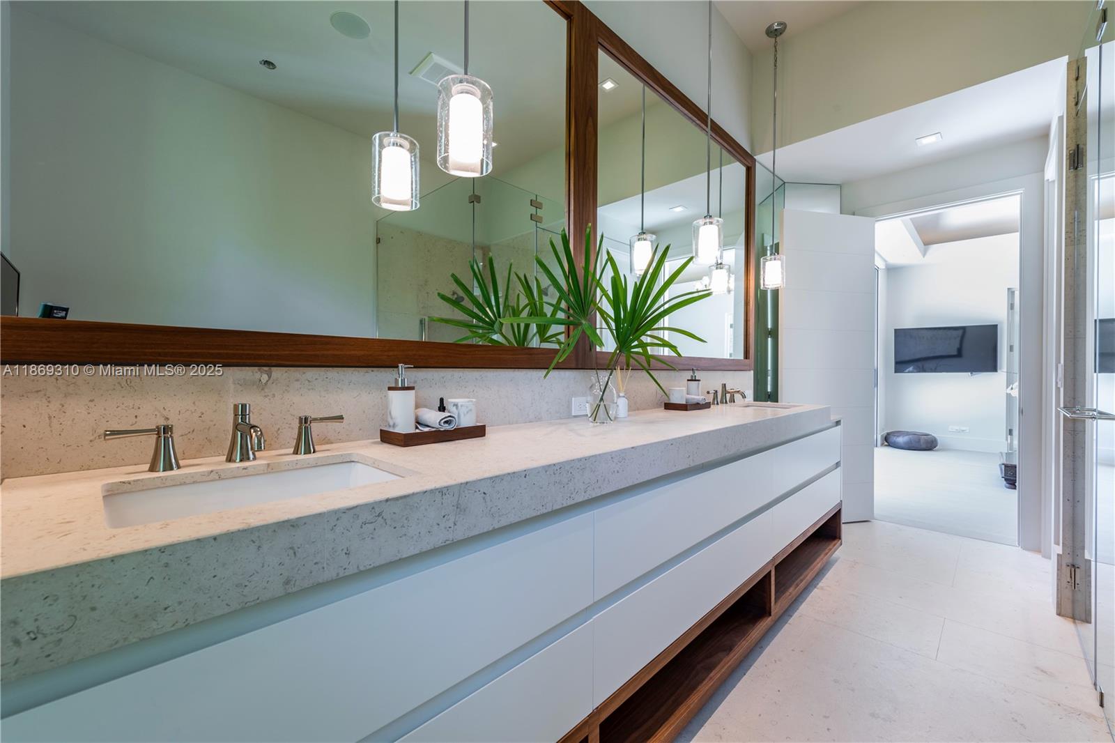 864 NE 84th St Miami, FL 33138