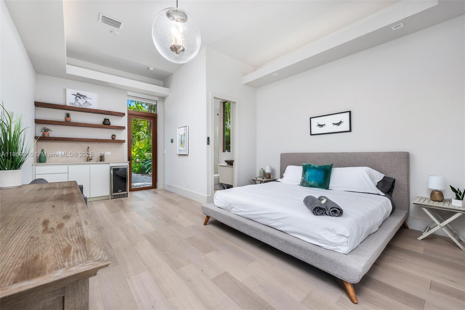 864 NE 84th St Miami, FL 33138