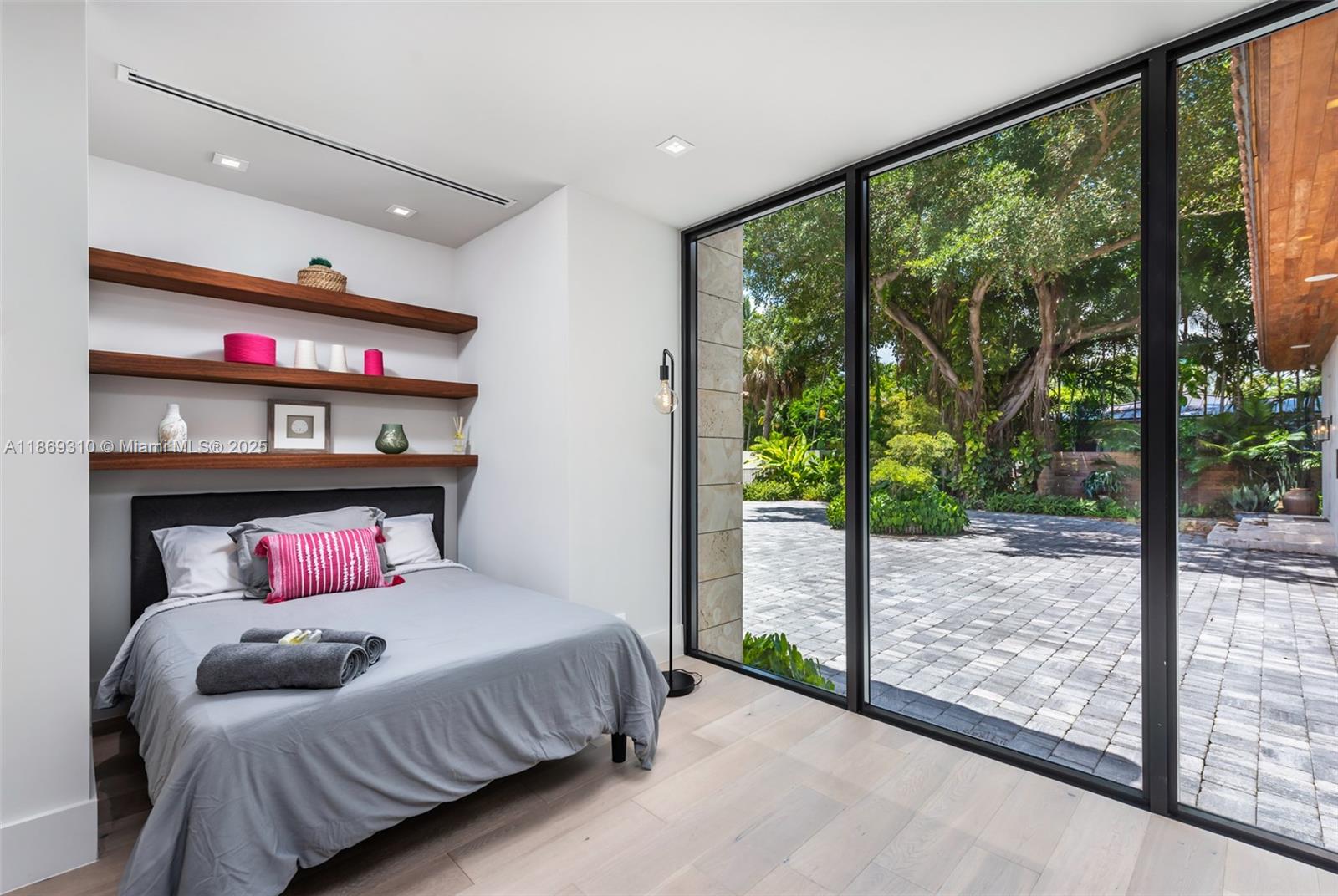 864 NE 84th St Miami, FL 33138