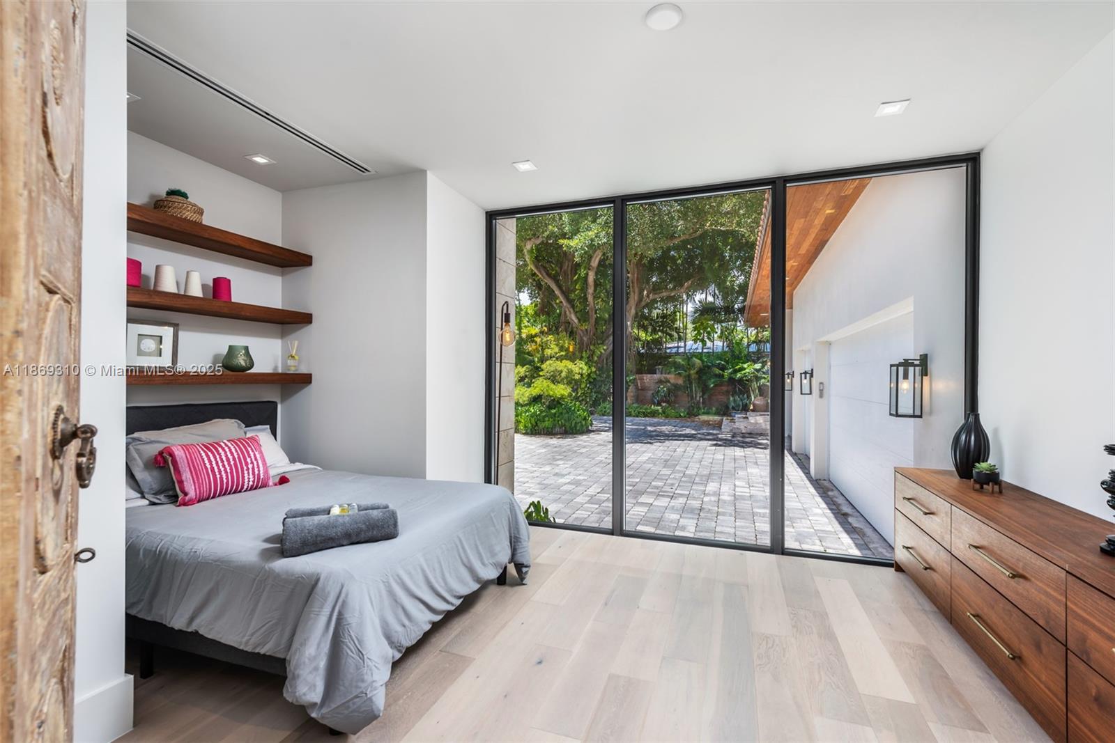 864 NE 84th St Miami, FL 33138