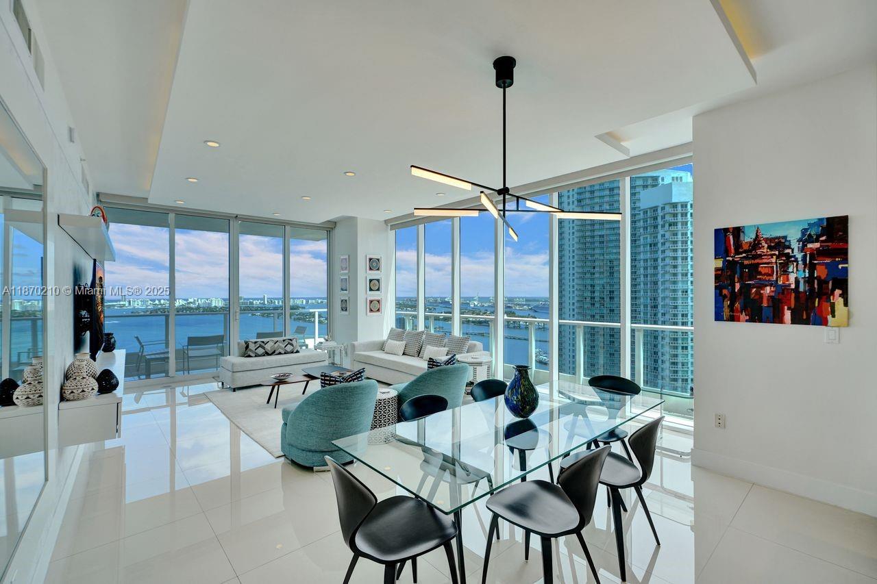 image Paramount Bay1