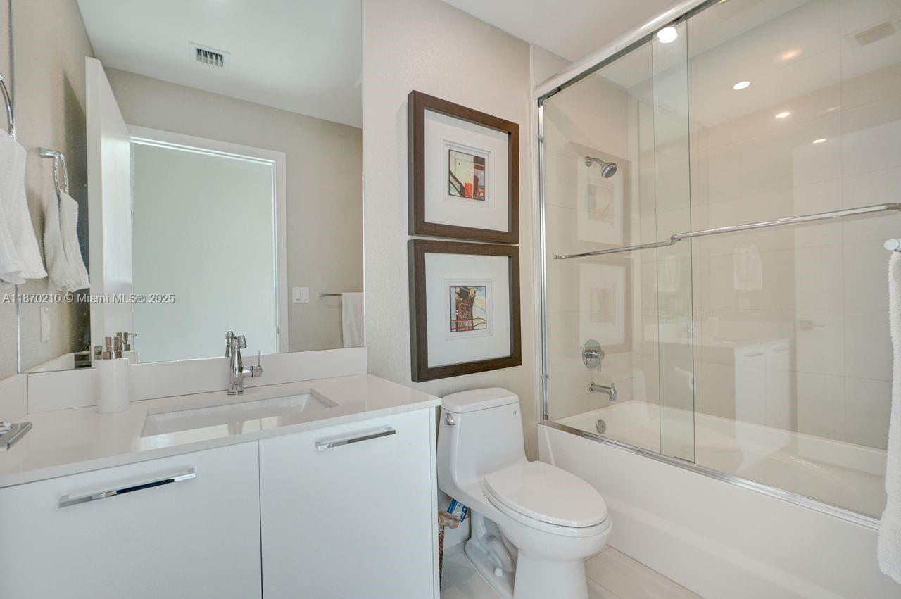 image Paramount Bay28