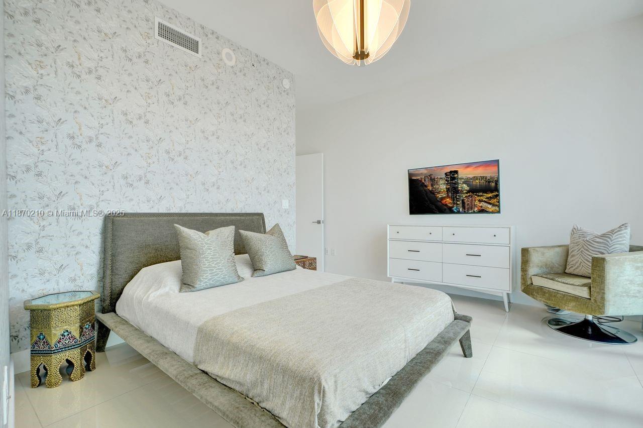 image Paramount Bay35
