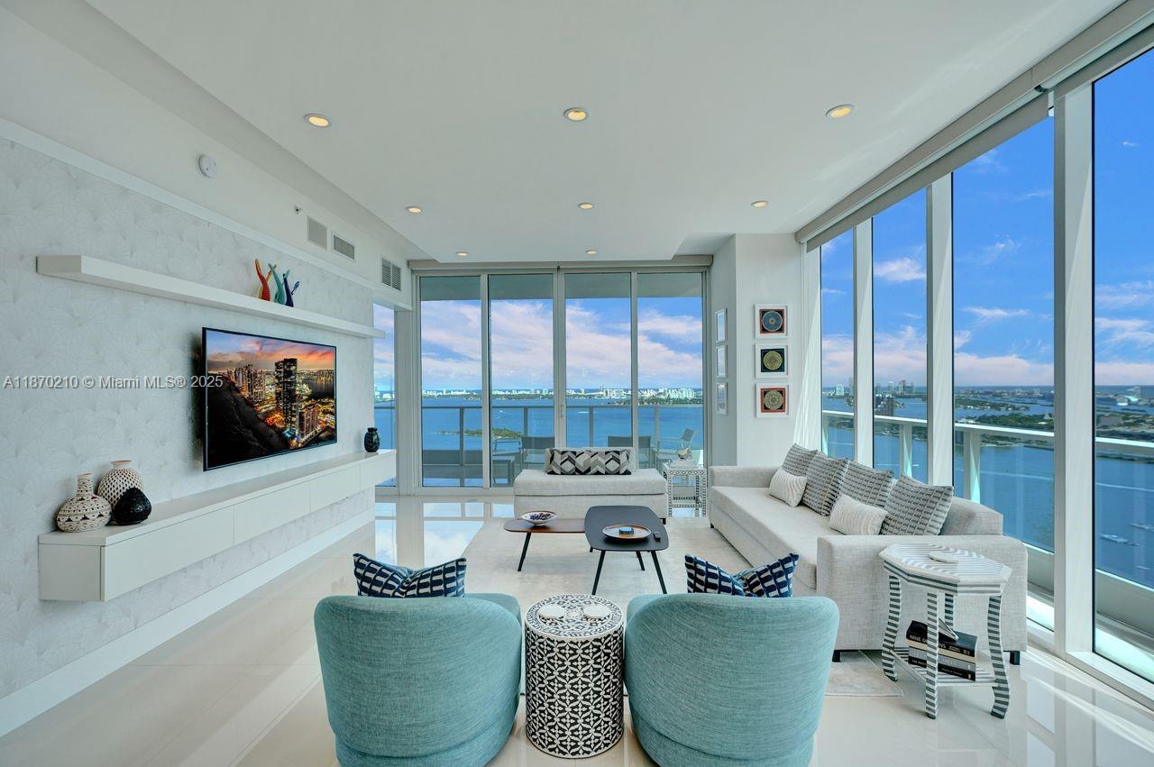 image Paramount Bay3