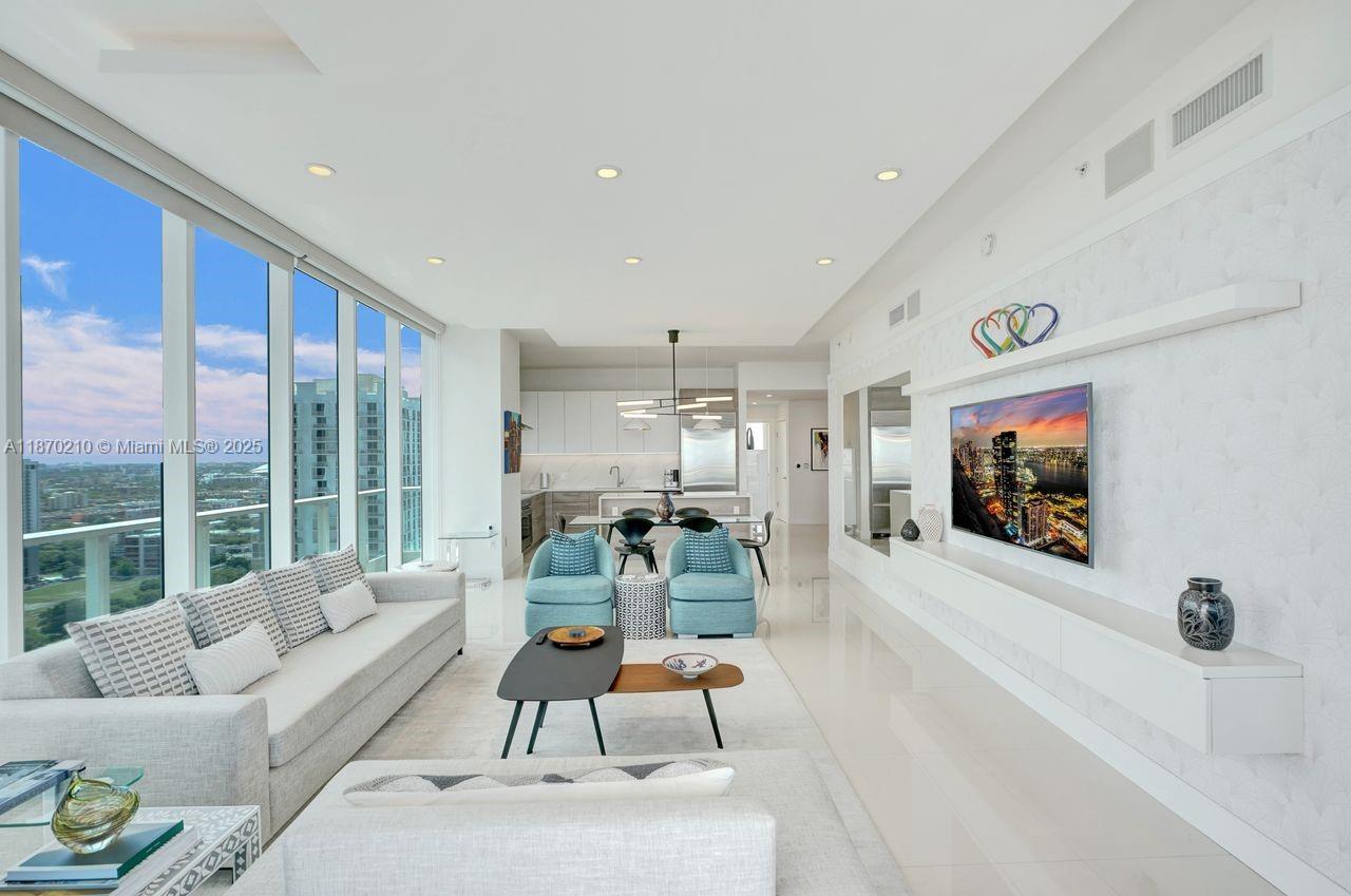 image Paramount Bay5