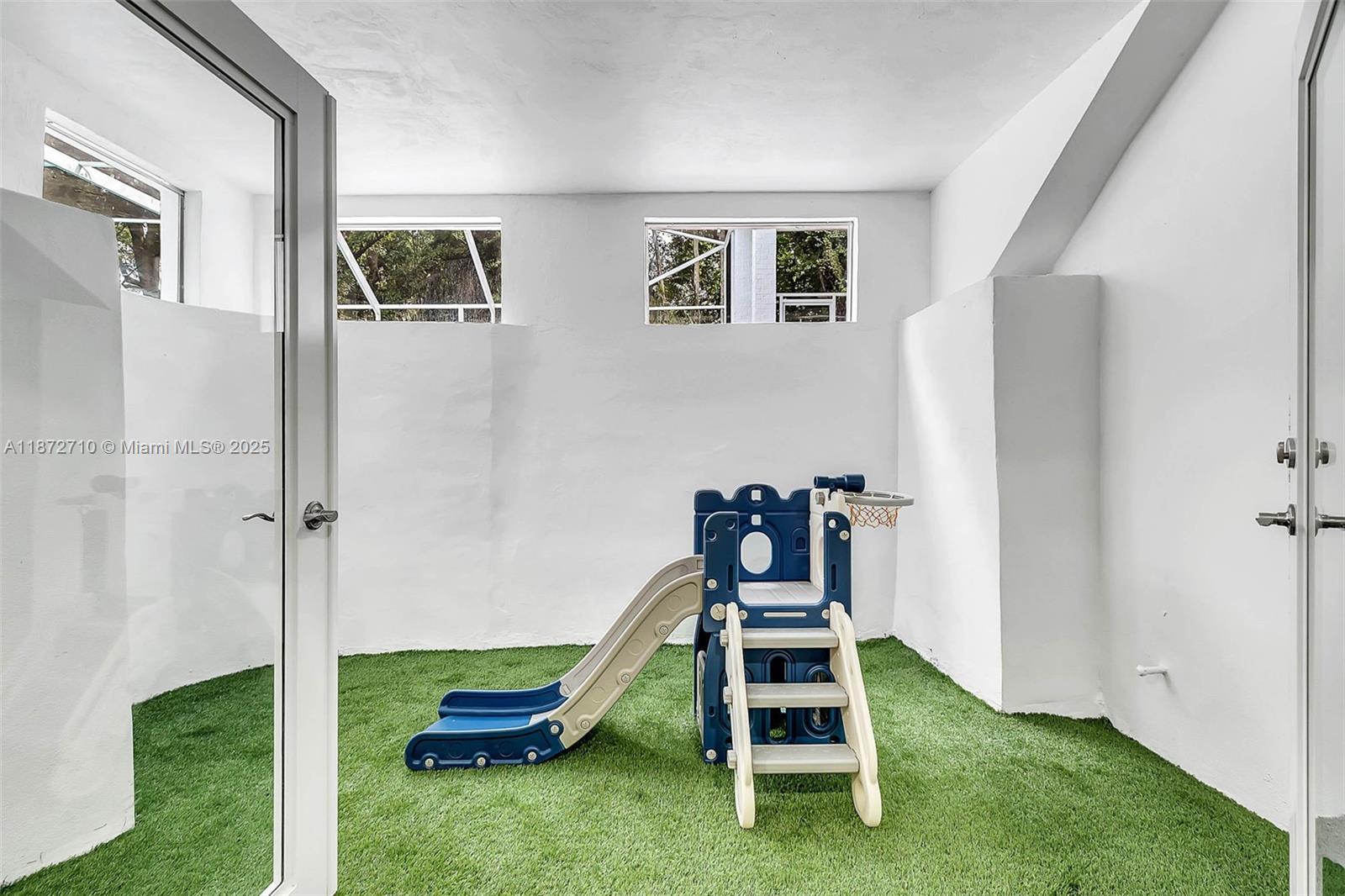 Undisclosed Address Pinecrest, FL 33156