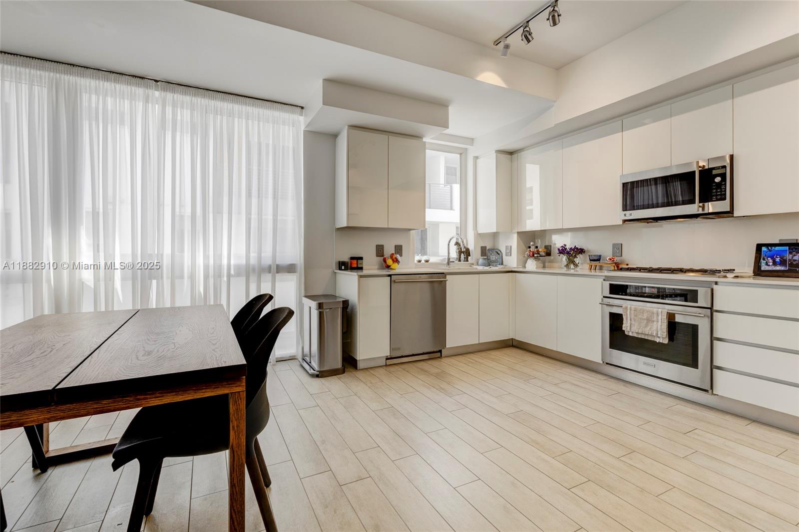 89 N Shore Dr Miami Beach, FL 33141