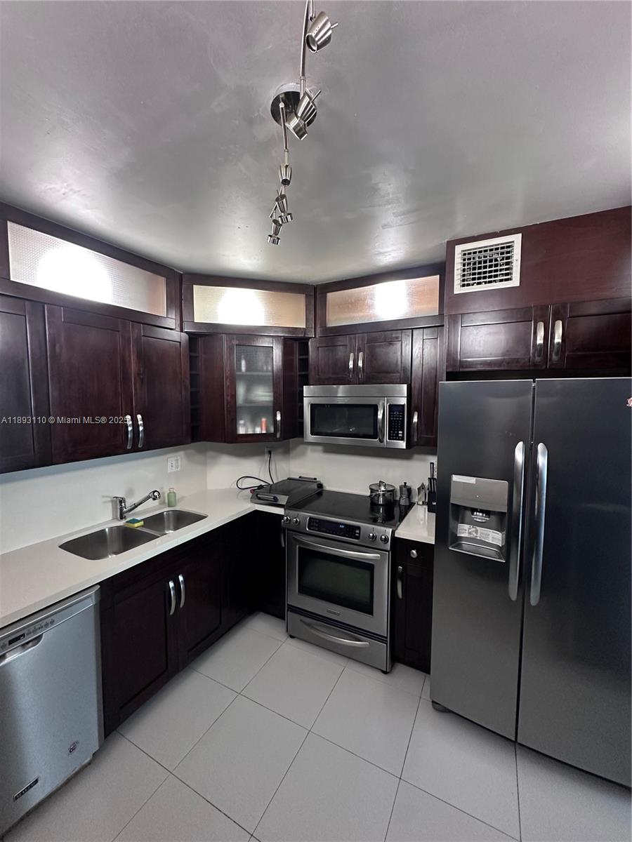 image Arlen House Condo30