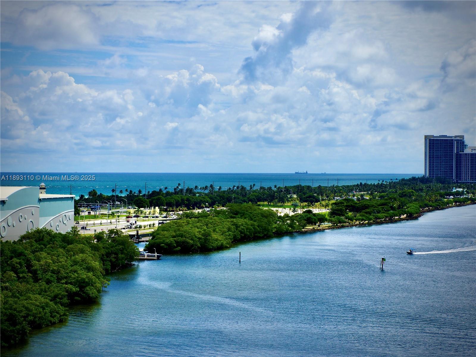 image Arlen House Condo3