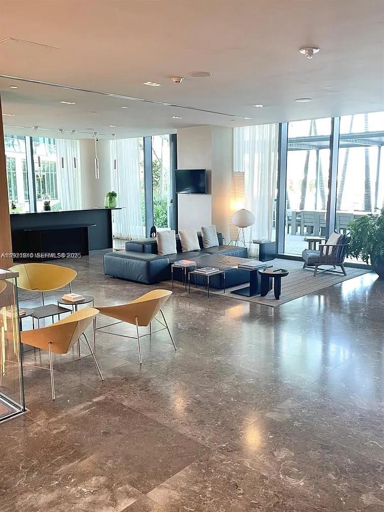 650 NE 32nd St #3808 Miami, FL 33137