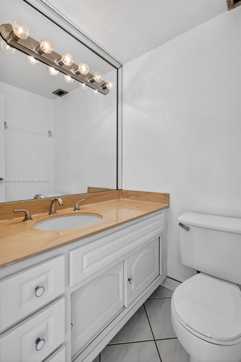 300 Bayview Dr #202 Sunny Isles Beach, FL 33160