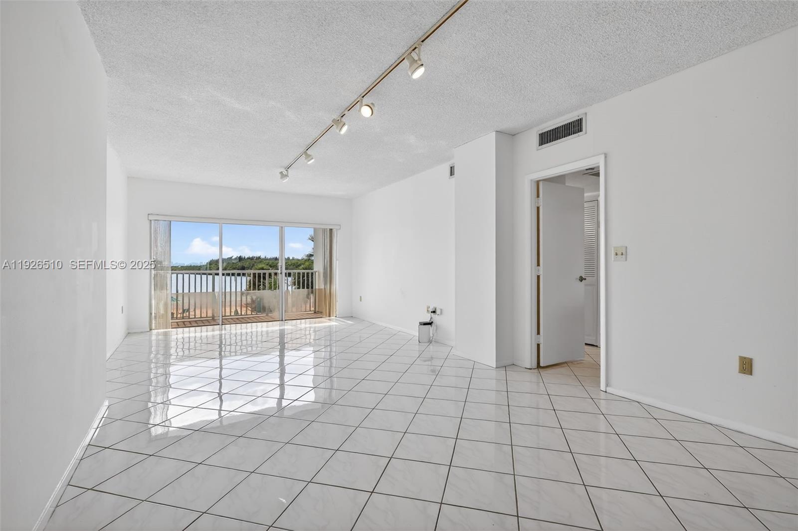 300 Bayview Dr #202 Sunny Isles Beach, FL 33160