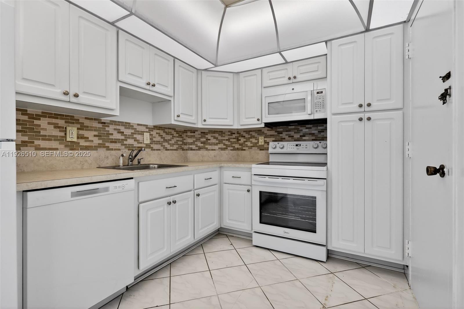 300 Bayview Dr #202 Sunny Isles Beach, FL 33160