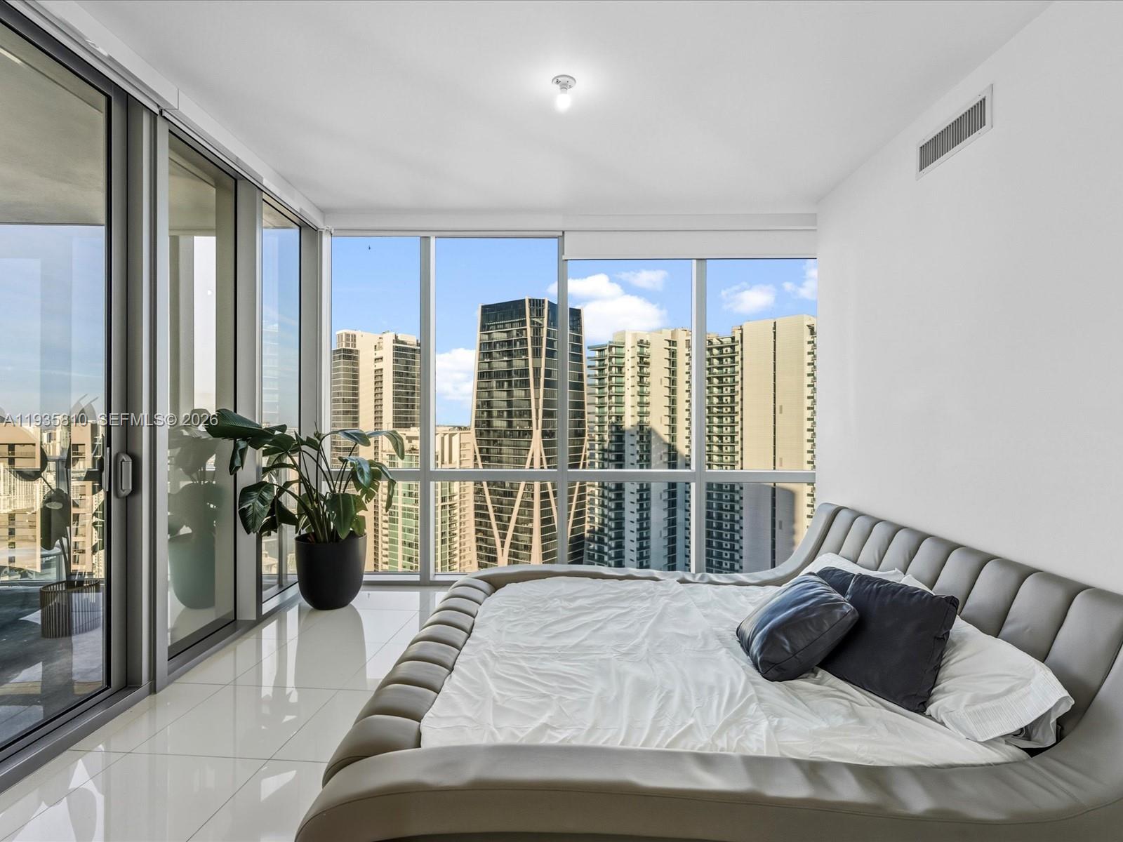 image Paramount Miami World Cen32