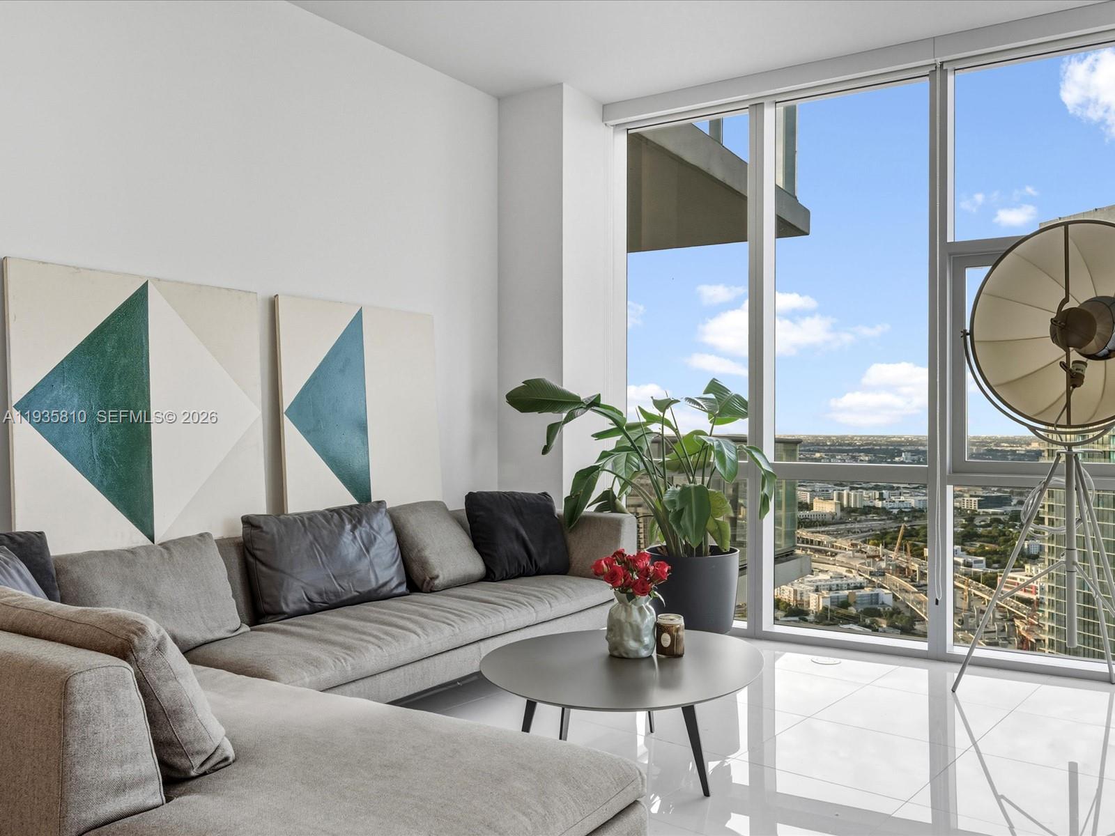 image Paramount Miami World Cen37