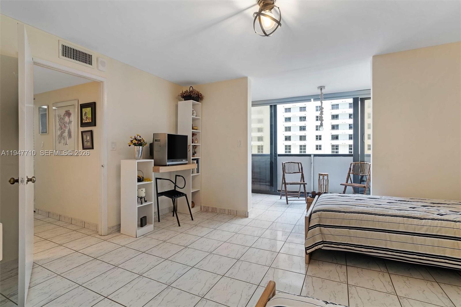 1623 Collins Ave #812 Miami Beach, FL 33139