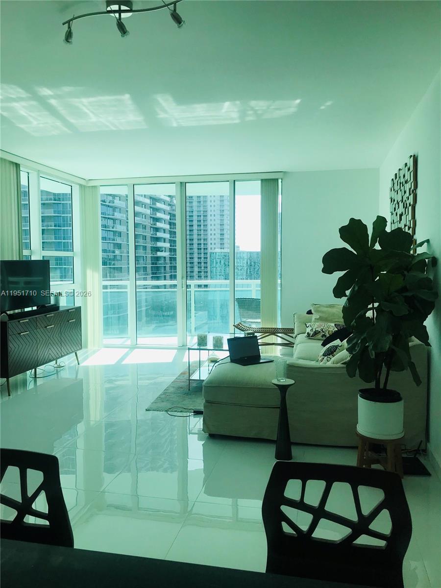 951 Brickell Ave #2410