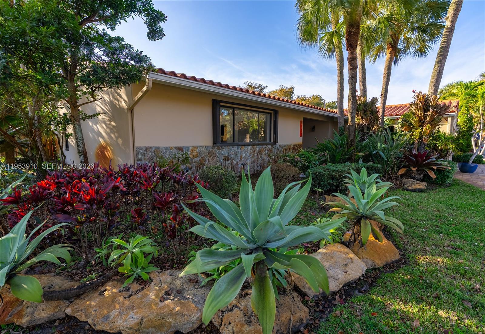 6371 Hutchinson Rd Miami Lakes, FL 33014