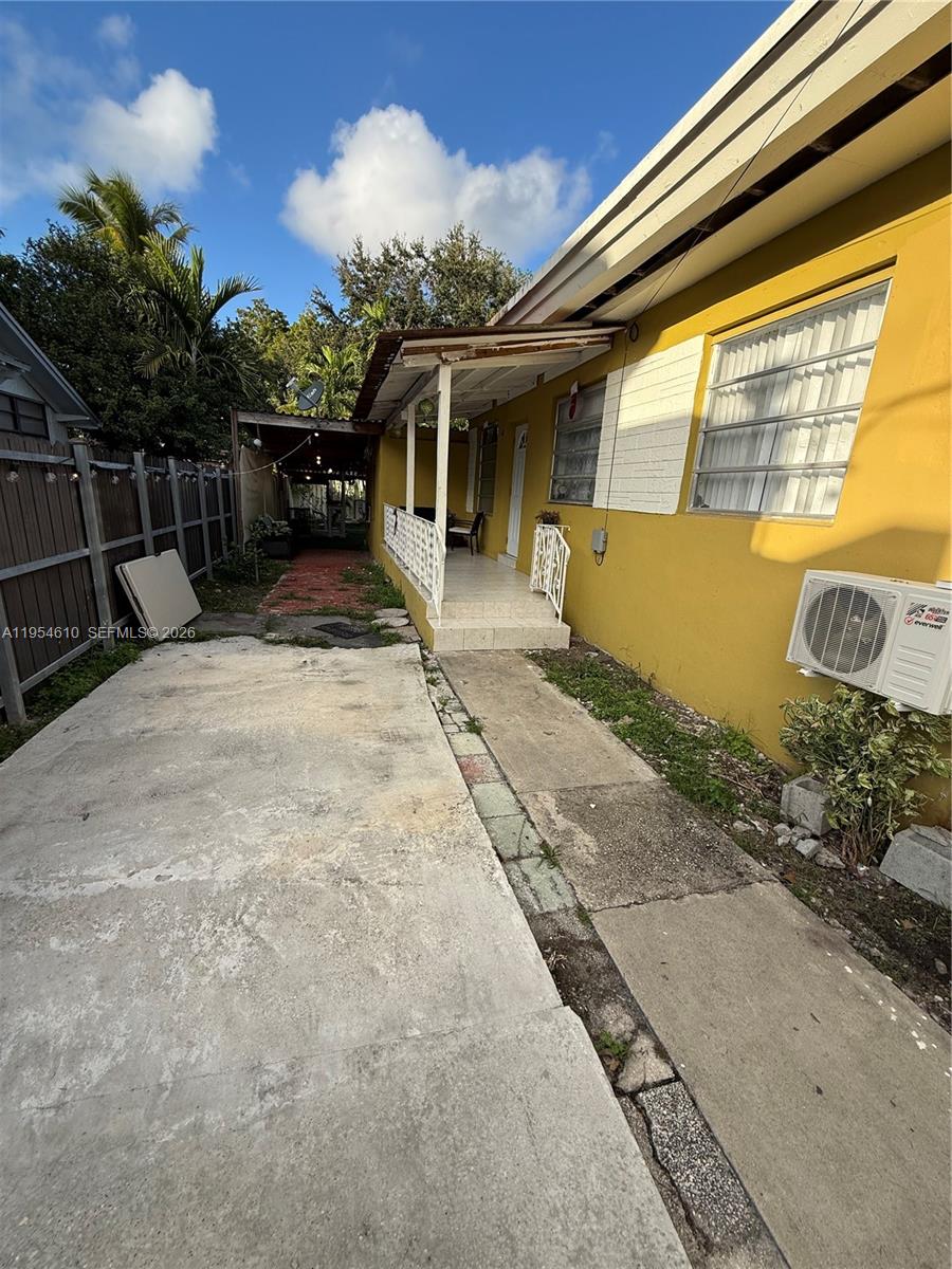 1041 NW 30th St Miami, FL 33127