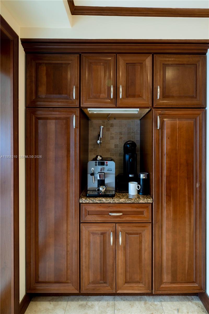 6465 Pinetree Dr Cir Miami Beach, FL 33141