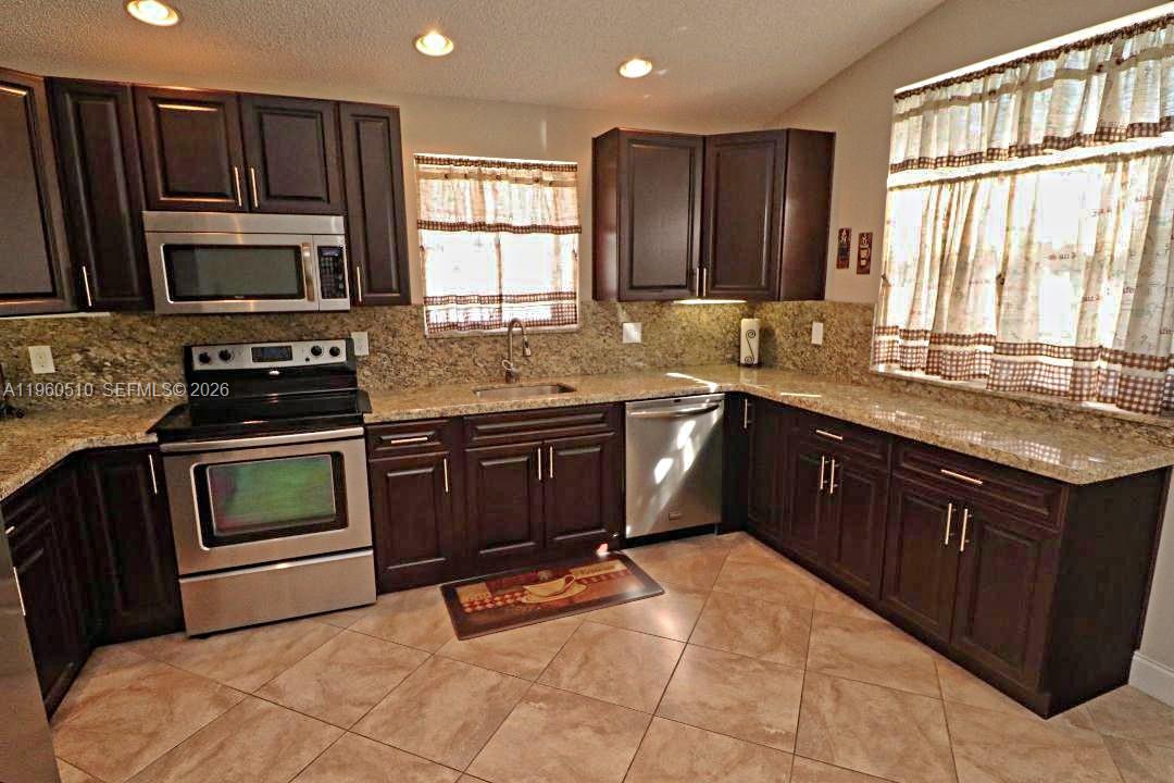 1523 NW 158th Ave Pembroke Pines, FL 33028