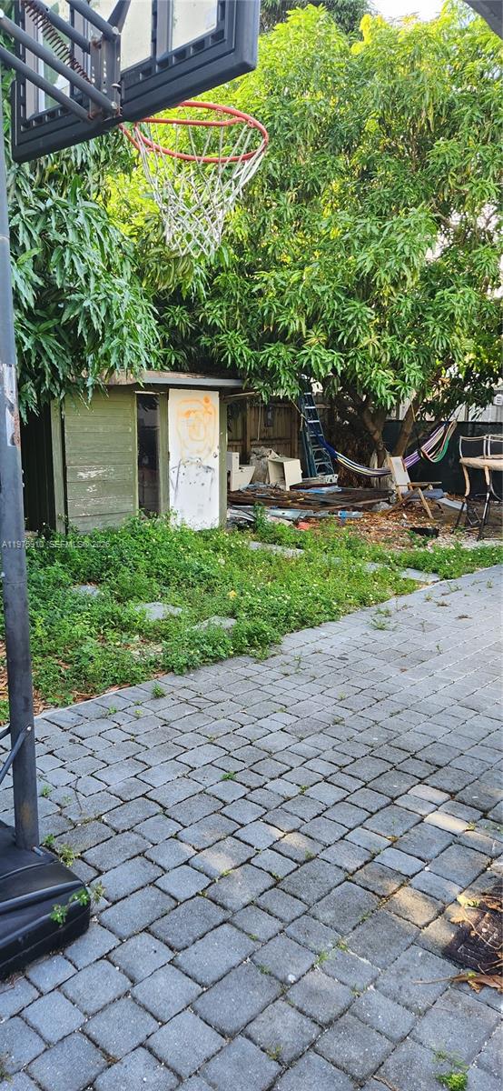 150 NW 17th Ct Miami, FL 33125