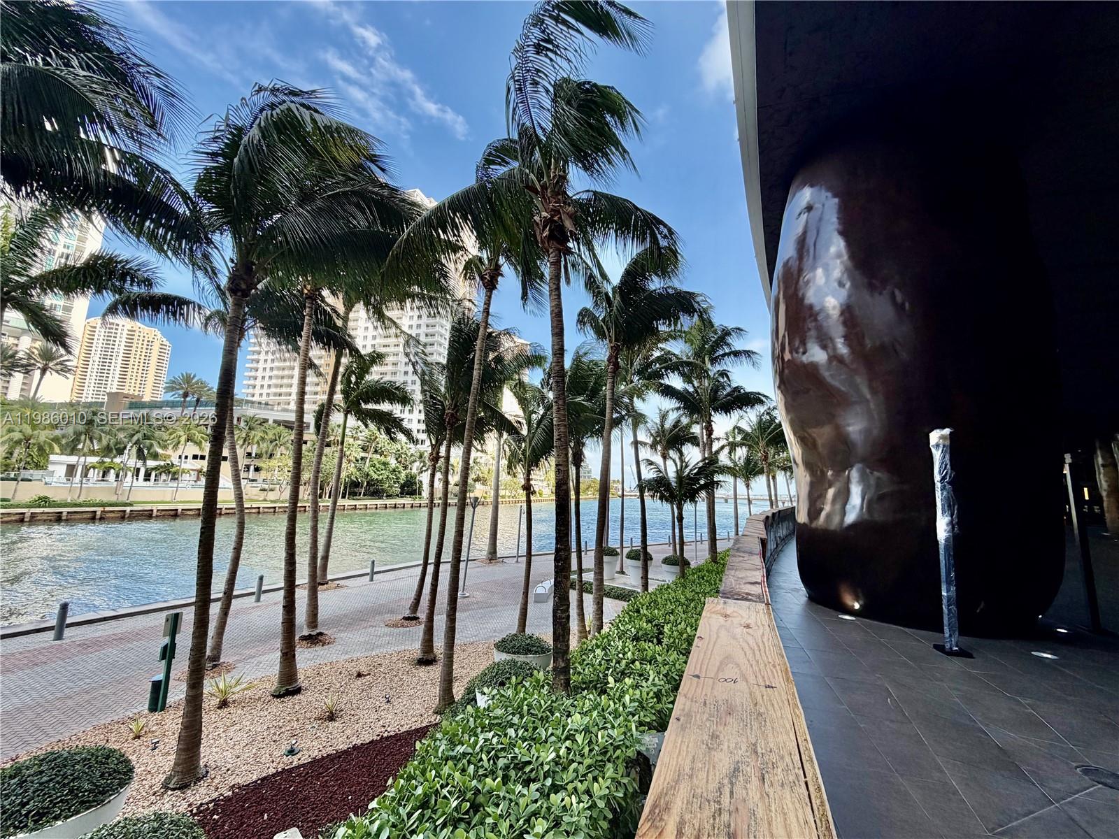 image Icon Brickell I32