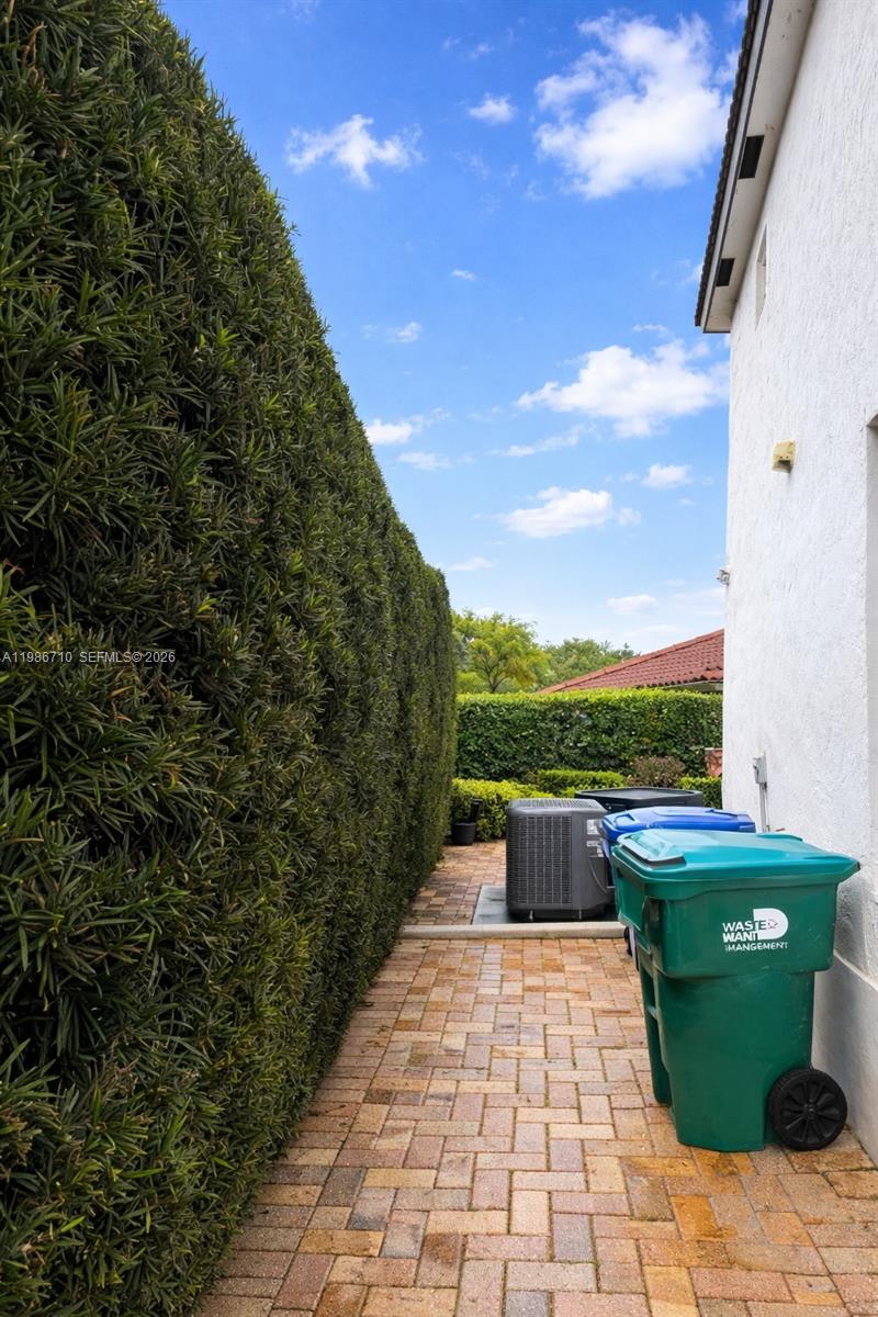 7770 NW 161st Ter Miami Lakes, FL 33016