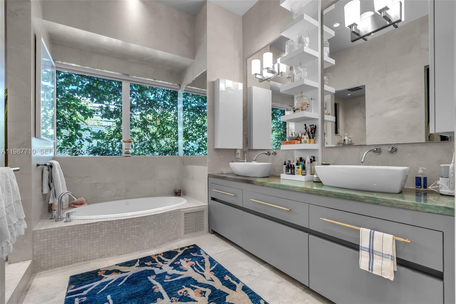 140 Hampton Ln Key Biscayne, FL 33149