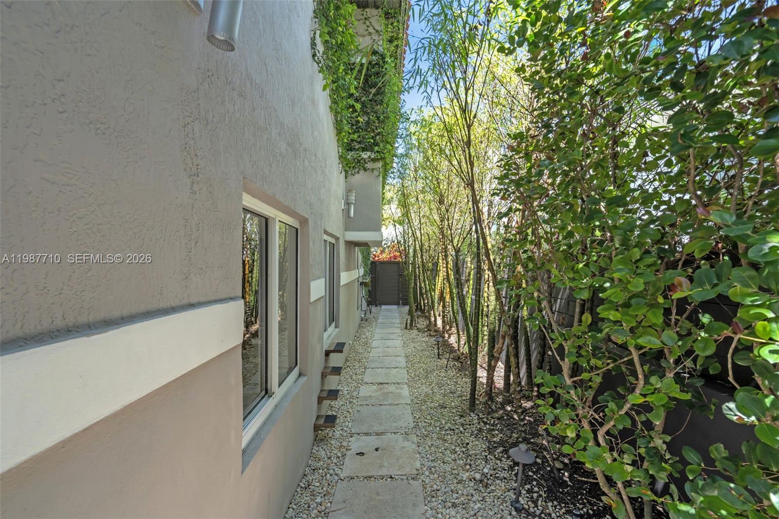 140 Hampton Ln Key Biscayne, FL 33149