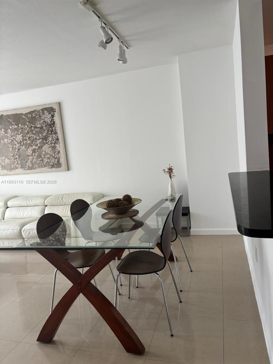 image The Venture at Aventura15